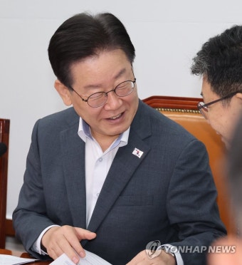 대화하는 이재명 대표