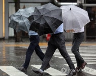 비바람에 힘겨운 걸음걸음