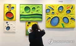 뱅크아트페어 작품 살펴보는 관람객들