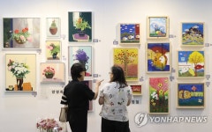 뱅크아트페어 작품 살펴보는 관람객들