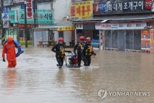 [현장] 허리춤까지 온통 물바다…경포 진안상가 일원 또 침수