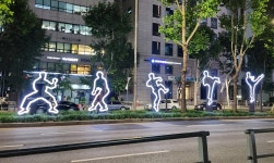 테헤란로에 뜬 돌개차기…강남구, 태권도 품새 조형물