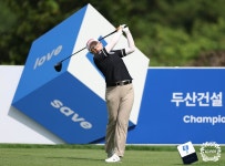 티샷하는 유수연