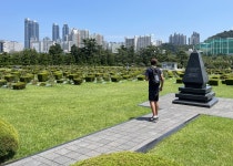 [현장] 유엔기념공원 방문한 스웨덴 잼버리 대원들 가슴 뭉클