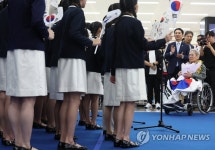 어린이들의 합창 듣는 오성규 지사