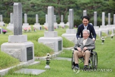 서울현충원 찾은 오성규 애국지사