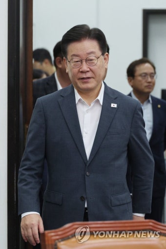 최고위 입장하는 이재명 대표