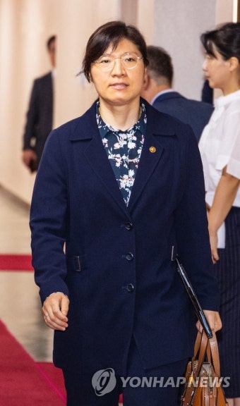 국무회의 입장하는 장미란 차관