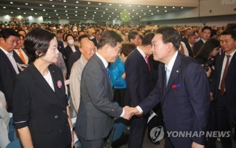 윤석열 대통령, 민주당 이재명 대표와 악수