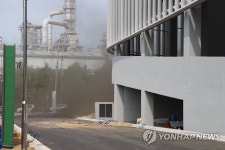 화재로 연기 나는 인천 신축 물류센터 공사장