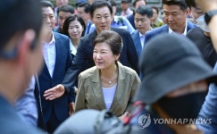 시민들과 인사하는 박근혜