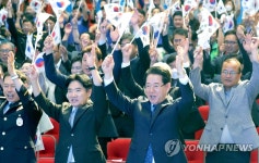 만세삼창 하는 김영록 전남지사