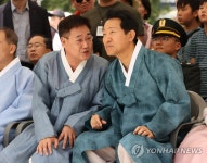 대화 나누는 오세훈 서울시장과 정문헌 종로구청장