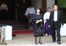 야스쿠니신사 참배한 다카이치 경제안보담당상