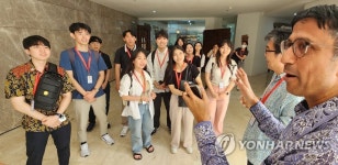 아세안에 관한 설명 듣는 CMK 아세안 스쿨 학생들