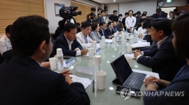 환노위원장 발언 듣는 이강섭 샤니 대표