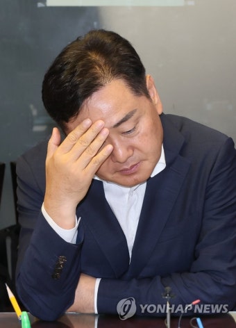 생각에 잠긴 김관영 전북도지사
