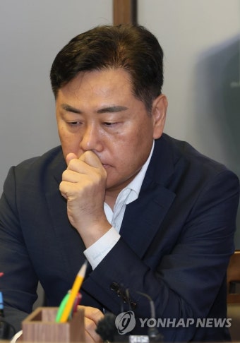 생각에 잠긴 김관영 전북도지사