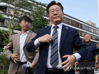 입장 표명 위해 이동하는 민주당 이재명 대표