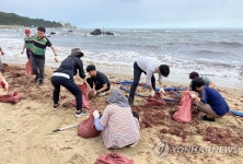 태풍 쓰레기 수거 한창인 동해 어달해변