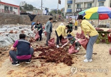 태풍 쓰레기 수거 한창인 동해 어달해변