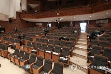 폭발물 수색하는 경찰