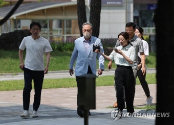 동부지법 들어서는 박차훈 새마을금고 회장