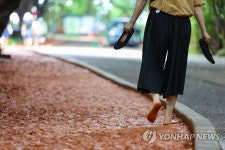 신발은 잠시 손에 들고