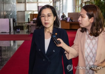 취재진 질문에 답하는 김현숙 여성가족부 장관