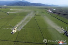 김정은, 수해 농장서 복구 지도…농약살포에 헬기·수송기 동원