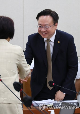 인사 나누는 조규홍 보건복지부 장관