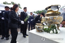 헌화하는 더불어민주당 의원들