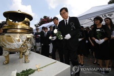 부친 묘소에 헌화하는 김홍업 이사장