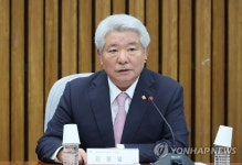 발언하는 김홍일