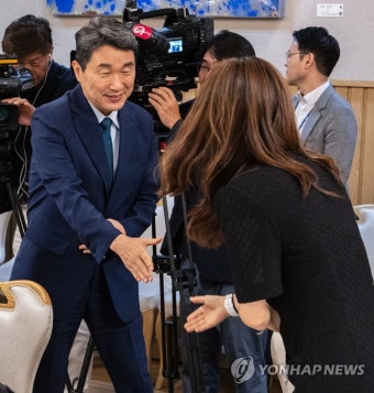교권 보호 대책 발표 뒤 학부모 만난 이주호 부총리
