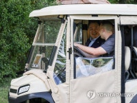 카트 타고 이동하는 윤석열 대통령