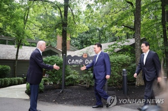 캠프 데이비드에서 만난 윤석열 대통령과 미일 정상