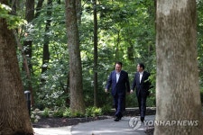 캠프 데이비드 오솔길 걷는 한일 정상