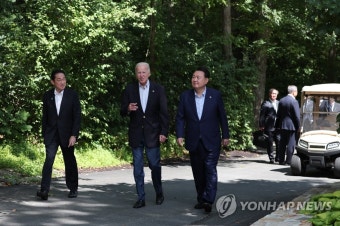 오찬장 향하는 한미일 정상
