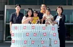 1살 딸 이름으로 생수 1천병 복지시설에 기부한 청년농부 부부