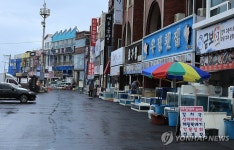한산한 제주항 서부두 횟집 골목