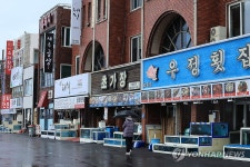 한산한 제주항 서부두 횟집 골목