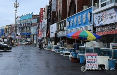 한산한 제주항 서부두 횟집 골목