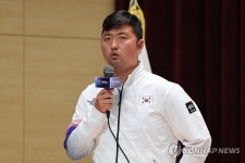 답변하는 양궁 김우진