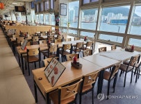 자갈치 시장 빈 테이블