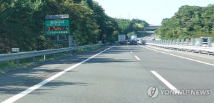 일본 후쿠시마 고속도로의 방사선량 안내판