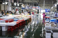 한산한 수산물 시장
