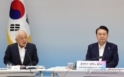 인사말하는 김한길 국민통합위원장