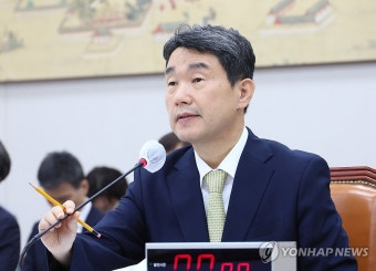 의원 질의에 답변하는 이주호 부총리
