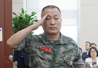 신상발언 뒤 경례하는 김계환 해병대사령관